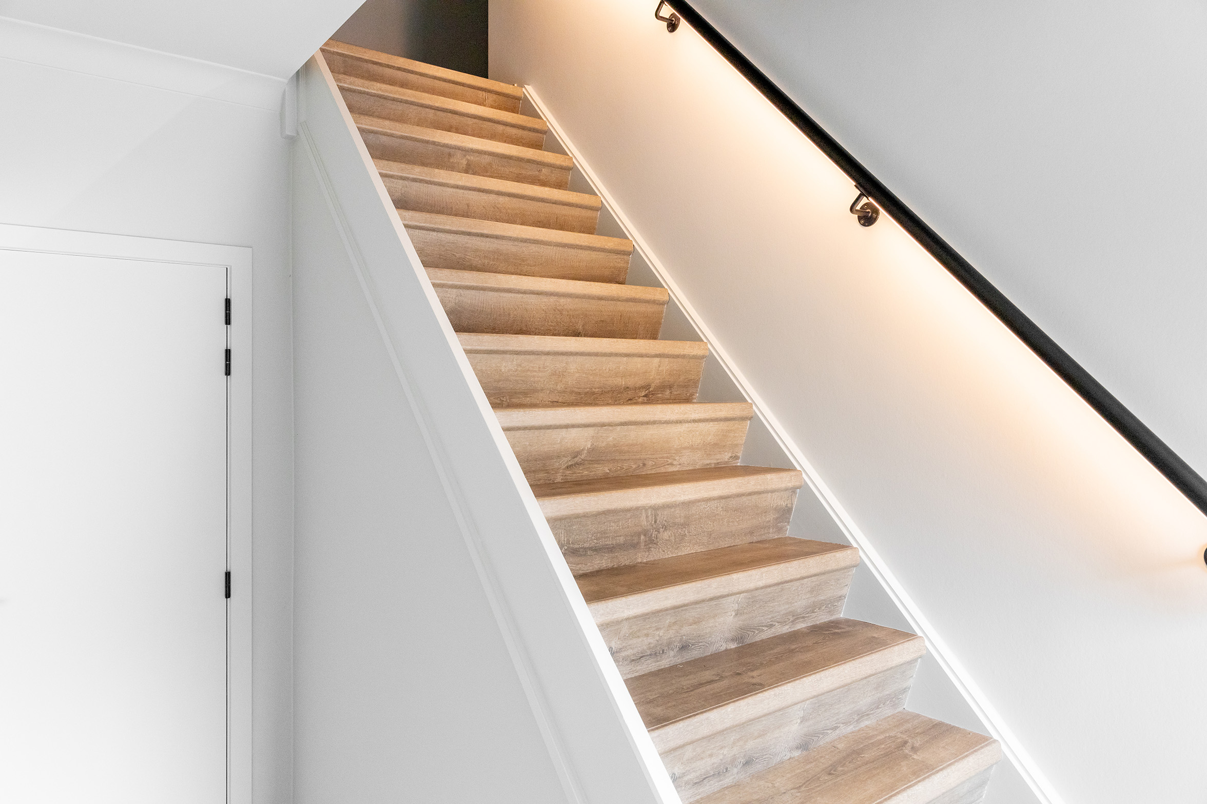 Een moderne houten trap.